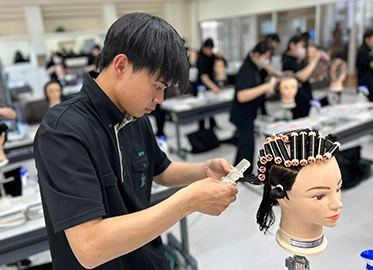 通常より2年早く美容師になることができます！